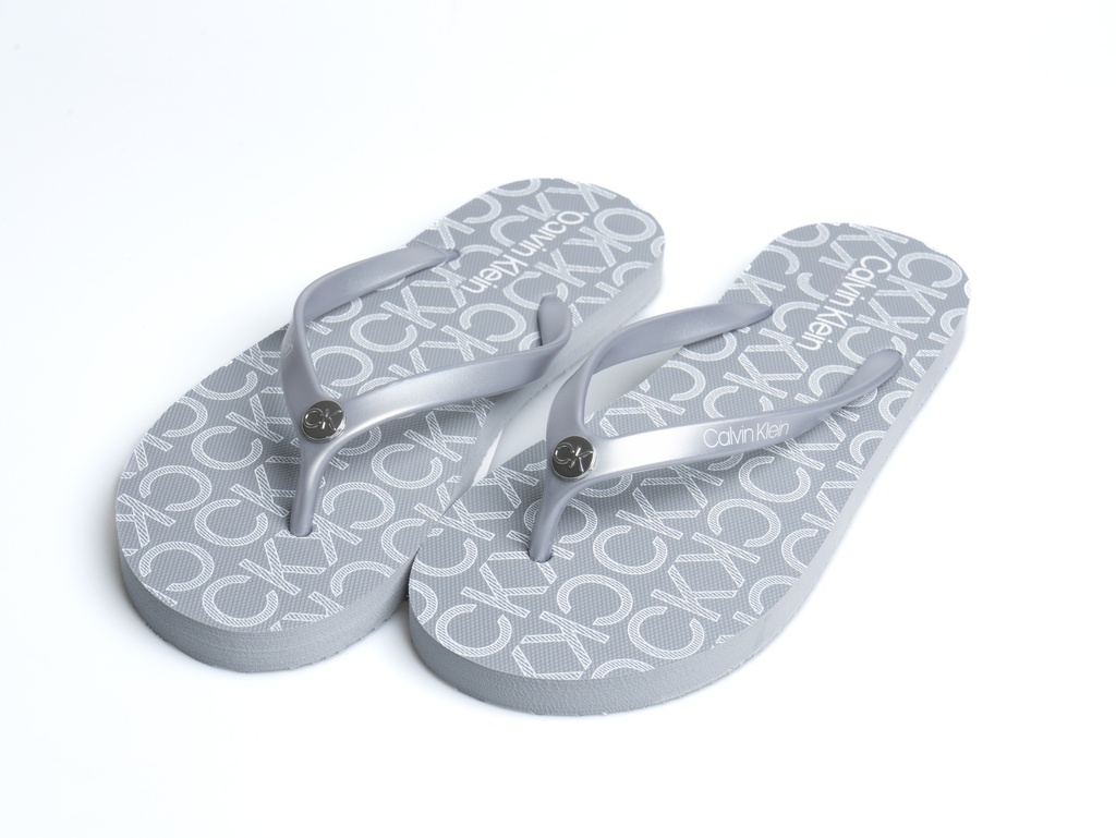 SANDALIAS COLOR GRIS CON LOGO EN METAL