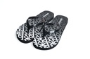 SANDALIAS COLOR NEGRO CON LOGO REALZADO