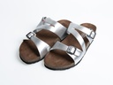 SANDALIAS CON HEBILLAS COLOR PLATEADO Y SUELA CAFÉ