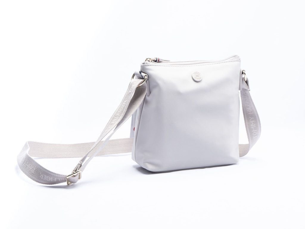 BOLSA GRIS CUADRADA CON LOGO REALZADO  Y MARCA EN CORREA