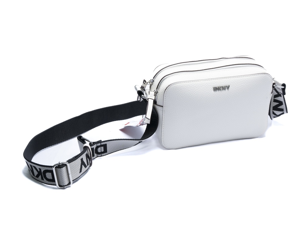 BOLSA BEIGE CON MARCA EN METAL AL FRENTE Y DOBLE CIERRE