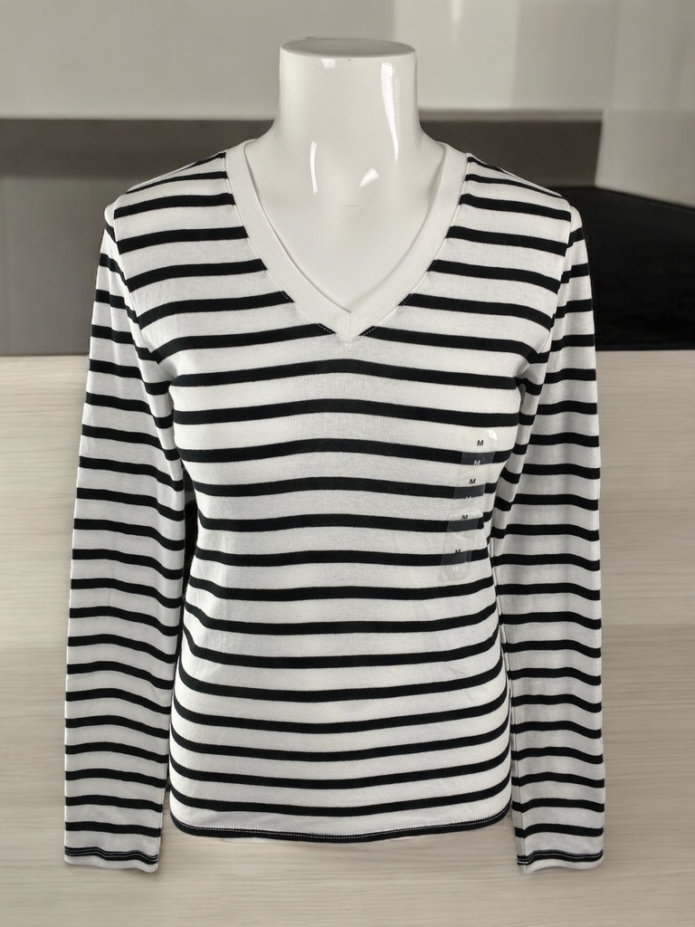 BLUSA BLANCA CON RAYAS NEGRAS