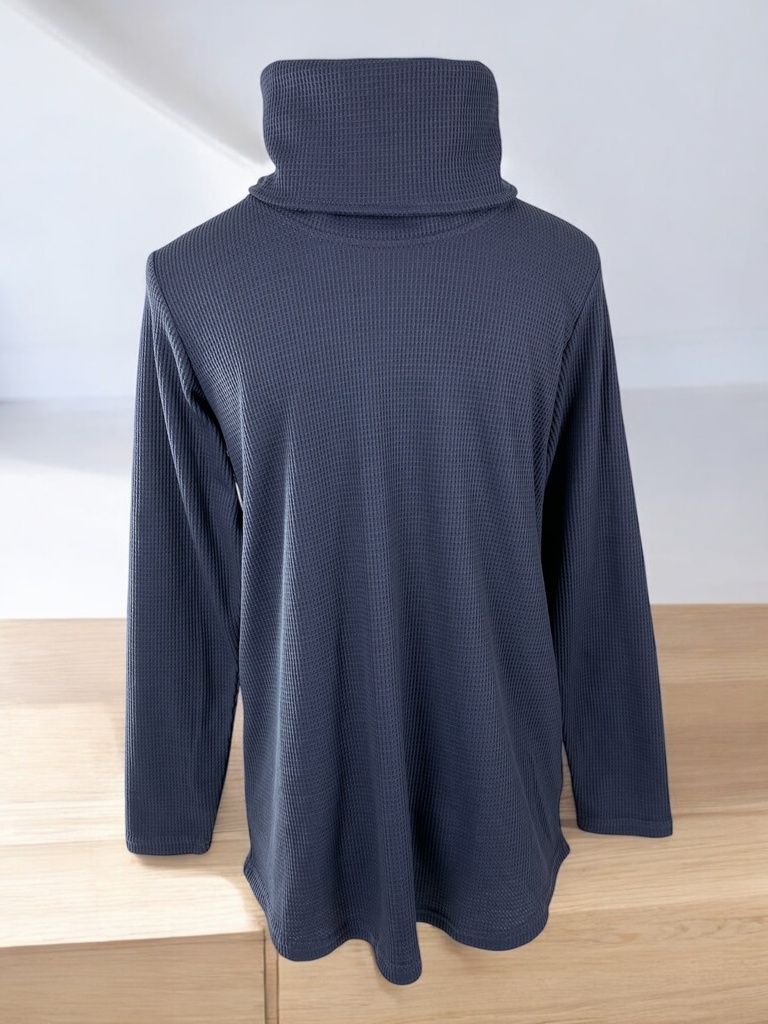 SUDADERA AZUL DE TELA CON TEXTURA, CUELLO DE TORTUGA