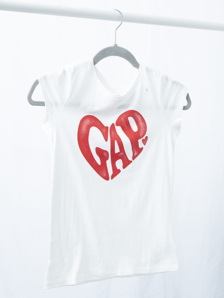 PLAYERA BLANCA CON LOGO ESTAMPADO