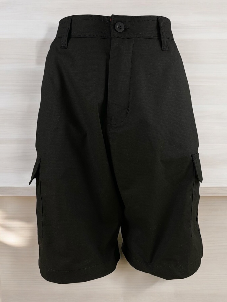 SHORT NEGRO TIPO CARGO CON BOLSAS