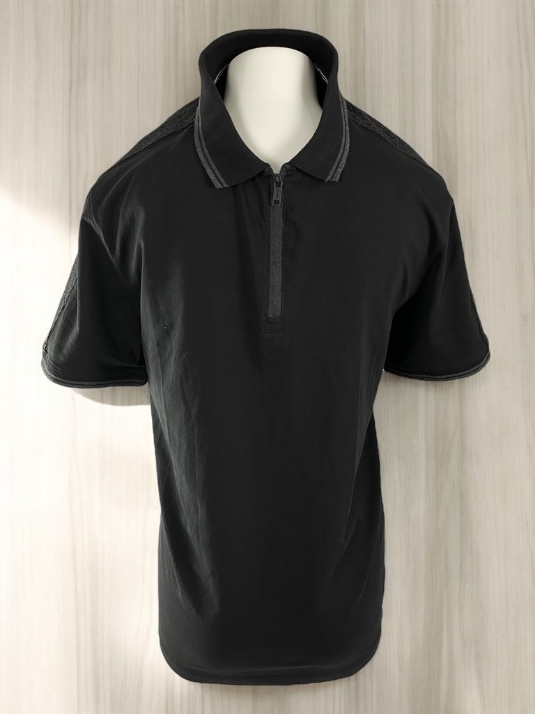 PLAYERA POLO NEGRA CON TECTURA EN MANGA