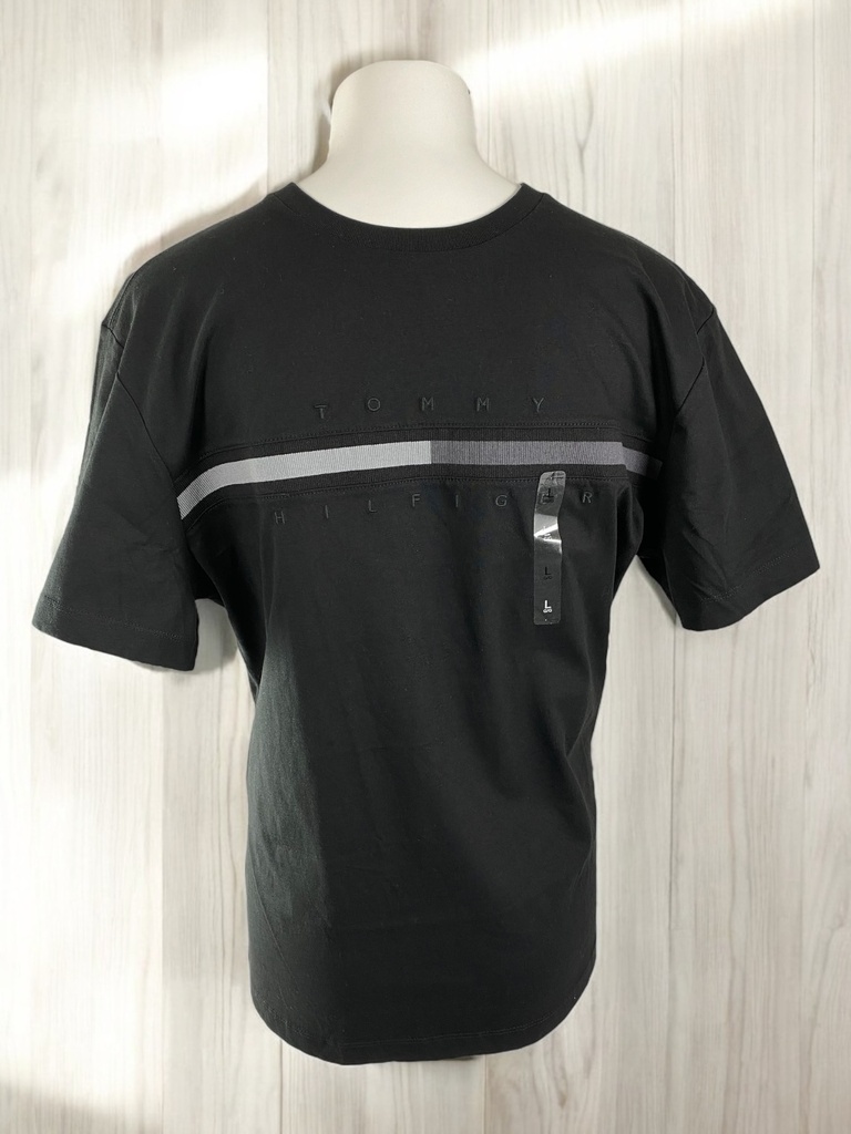 PLAYERA NEGRA CON LOGO BORDADO