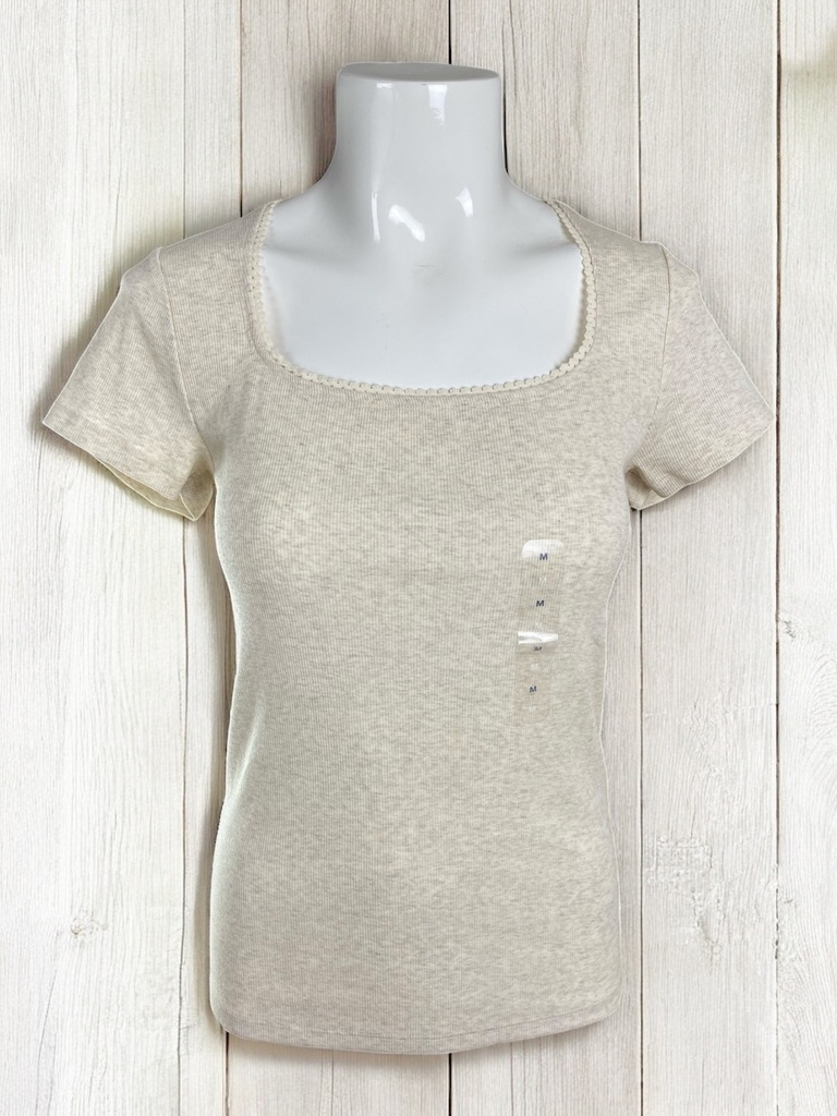 BLUSA BEIGE CON DETALLE EN CUELLO