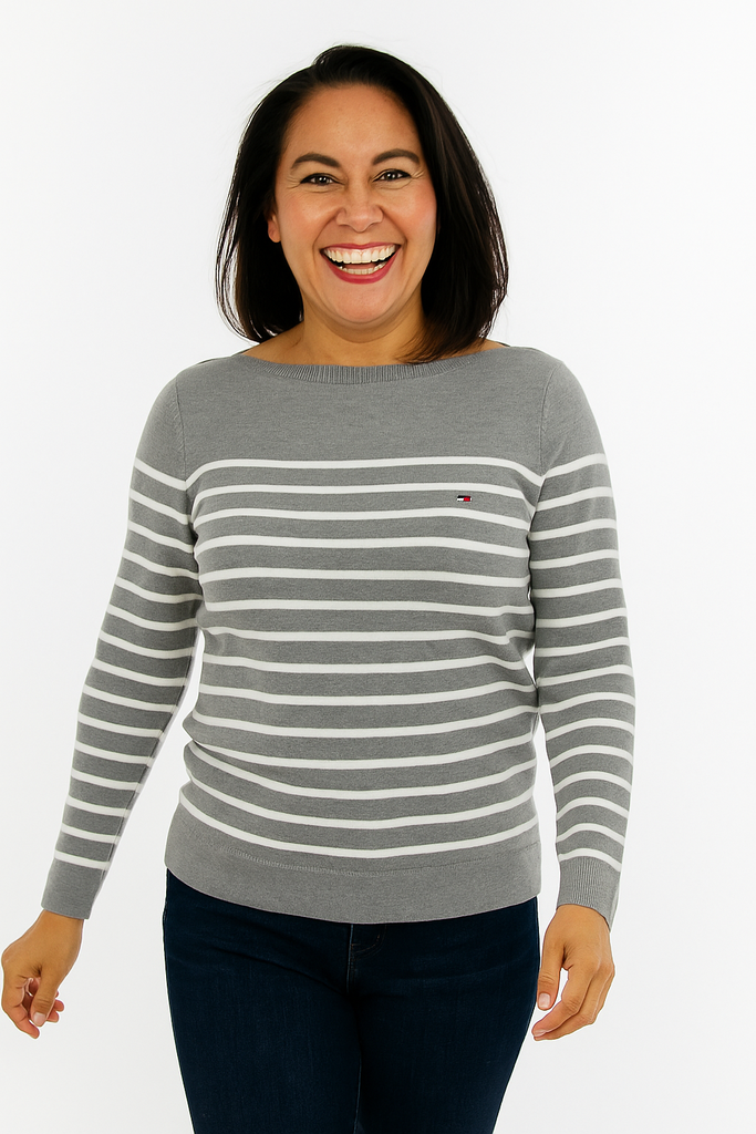SUÉTER GRIS CON RAYAS BLANCAS