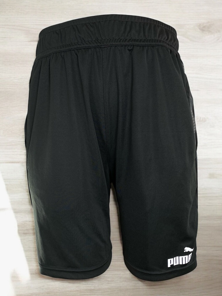 SHORT CON BANDA ELASTICA A LOS COSTADOS Y MARCA 