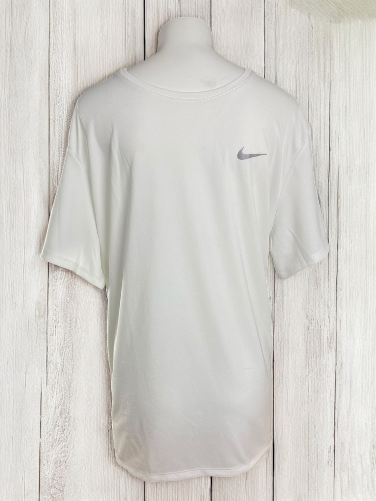 PLAYERA HOMBRE LOGO PLATEADO