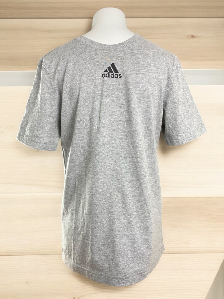 PLAYERA HOMBRE LOGO Y MARCA ESTAMPADA AL FRENTE