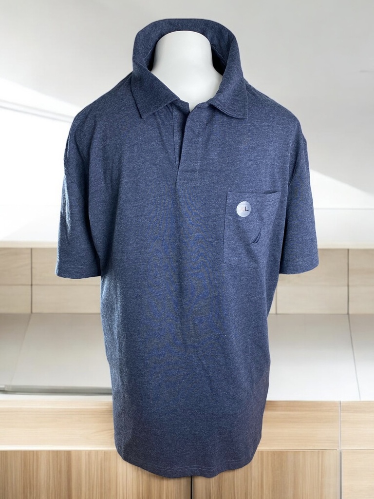 PLAYERA AZUL TIPO POLO CON BOLSA Y LOGO BORDADO