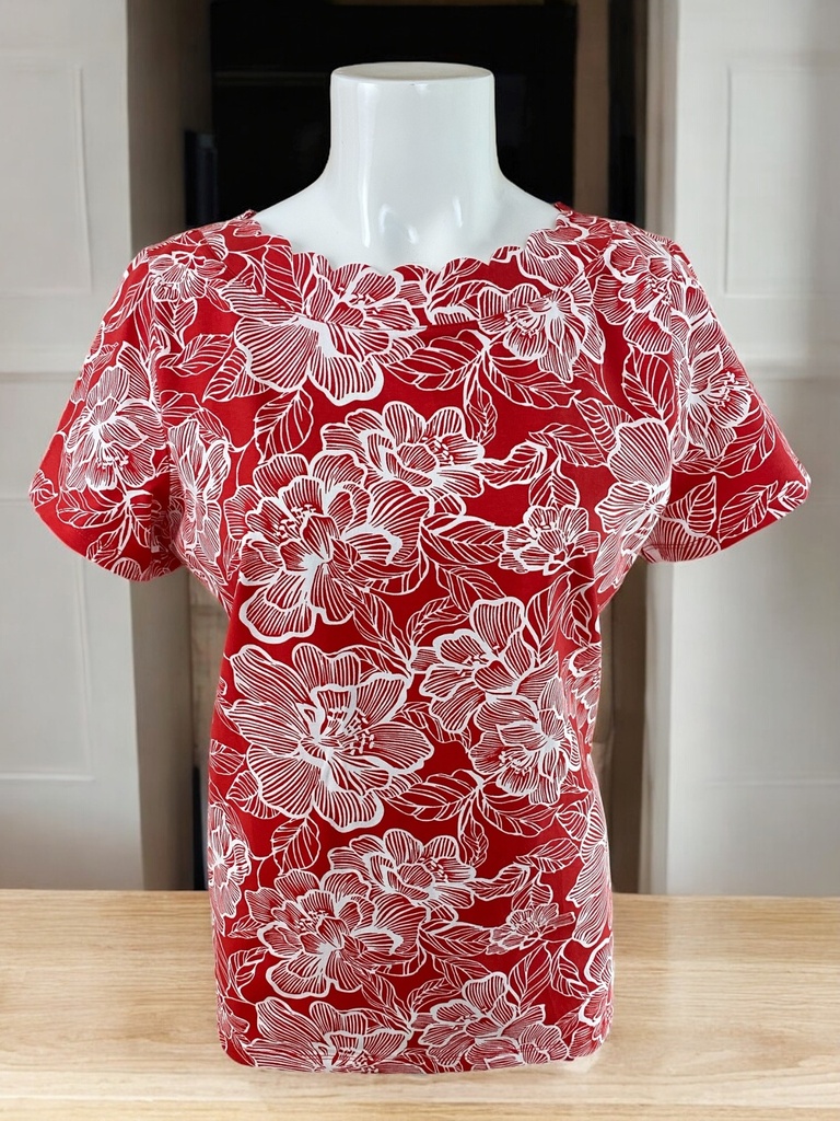 BLUSA ESTAMPADA CON FLORES BLANCAS