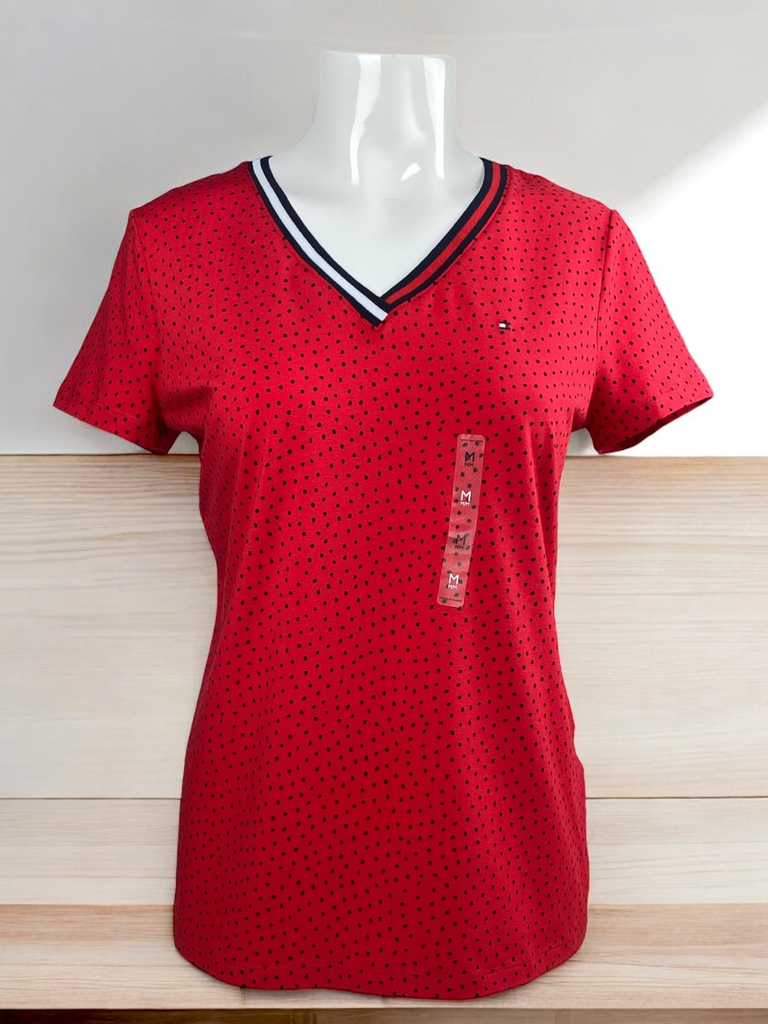 BLUSA ROJA CORTA, MANGA CORTA, LISA, TEXTURA PUNTOS NEGROS