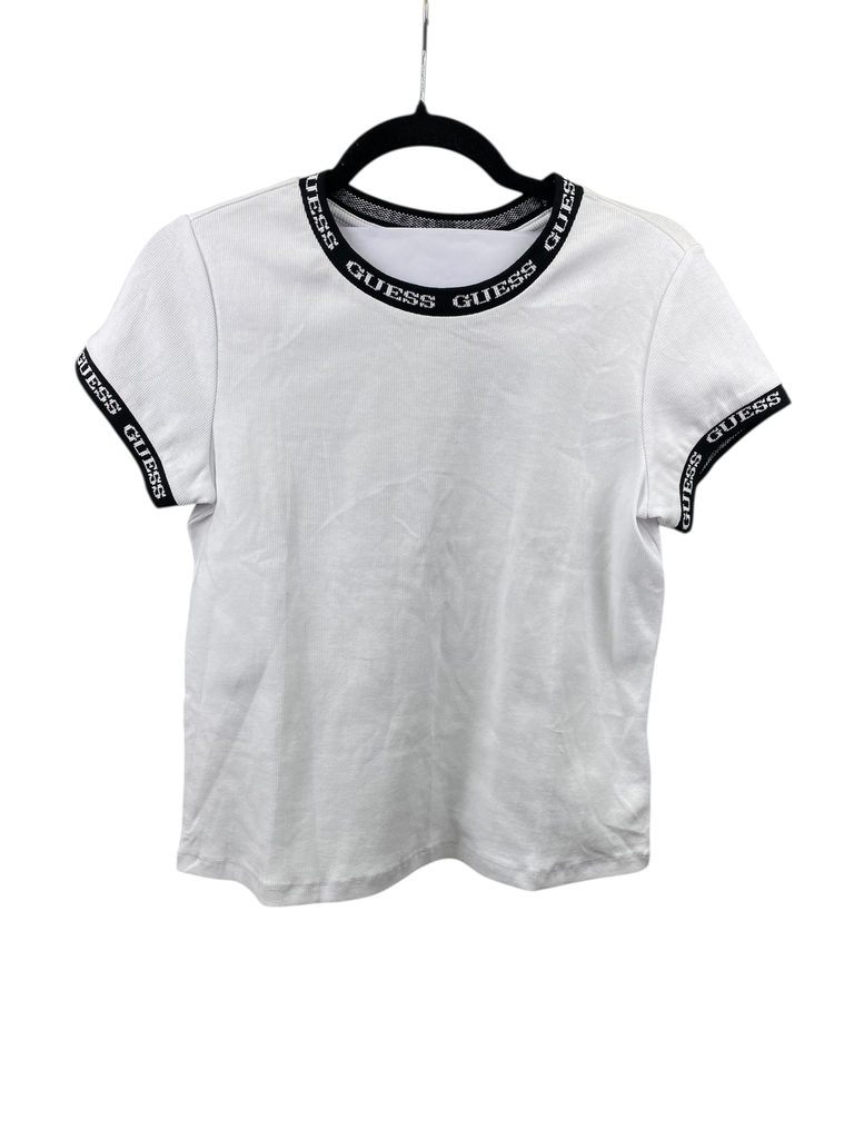 PLAYERA BLANCA CON MARCA EN CUELLO Y MANGAS
