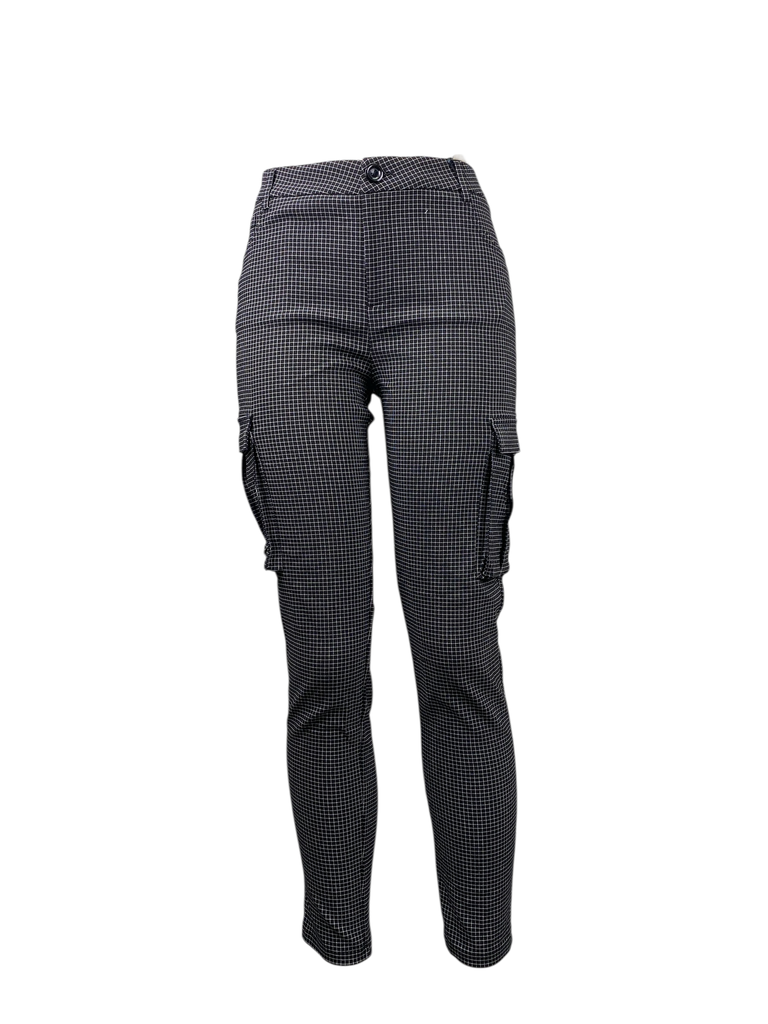 PANTALÓN CON BOLSAS A LOS COSTADOS