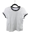 PLAYERA BLANCA CON MARCA EN CUELLO Y MANGAS