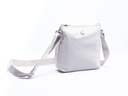 BOLSA GRIS CUADRADA CON LOGO REALZADO  Y MARCA EN CORREA